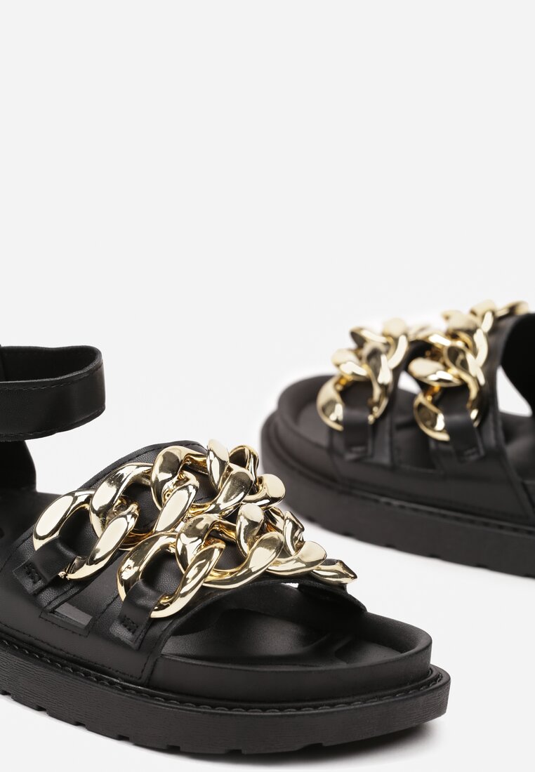 Czarne Sandały z Imitacji Skóry na Płaskiej Podeszwie z Metalowymi Łańcuchami Riretta