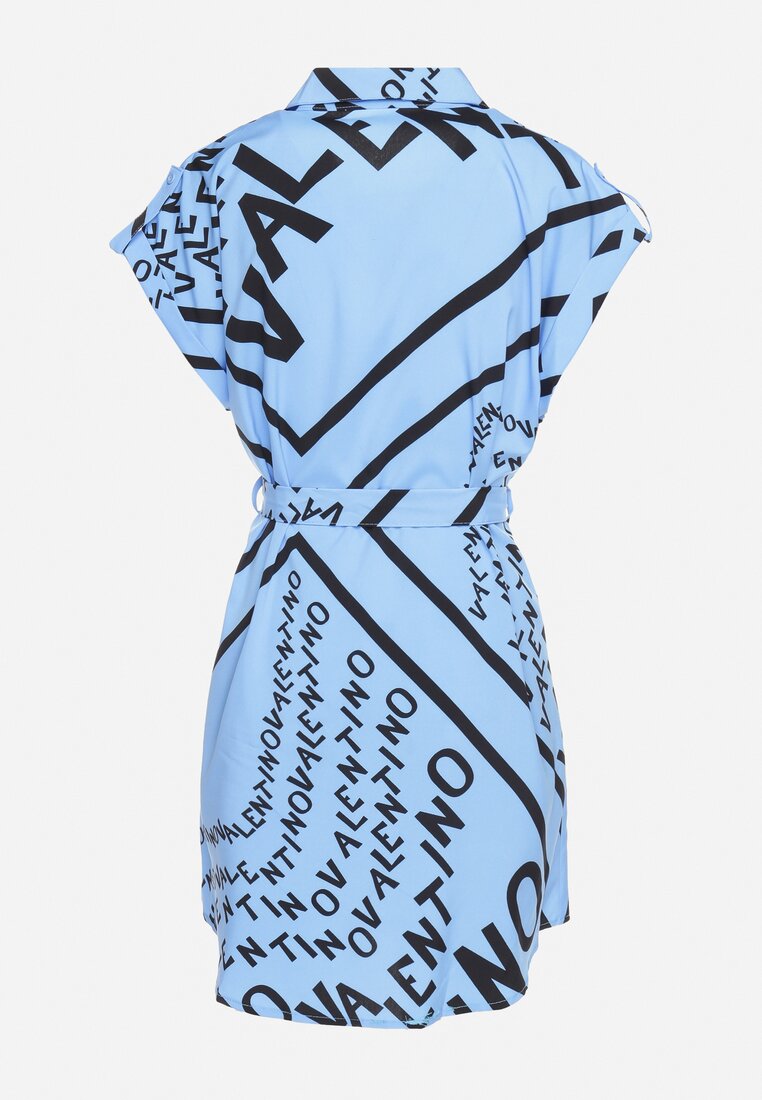 Niebieska Koszulowa Sukienka z Materiałowym Paskiem w Talii i Ozdobnymi Napisami Gareta