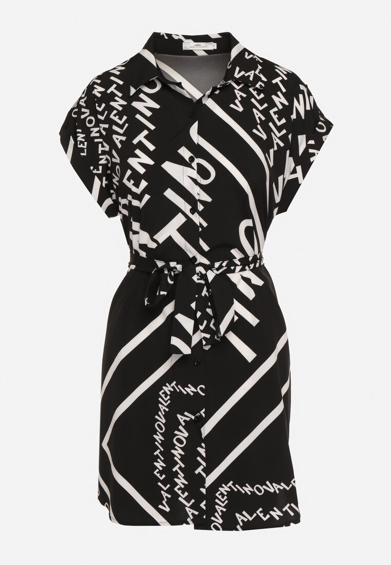 Czarna Koszulowa Sukienka z Materiałowym Paskiem w Talii i Ozdobnymi Napisami Gareta
