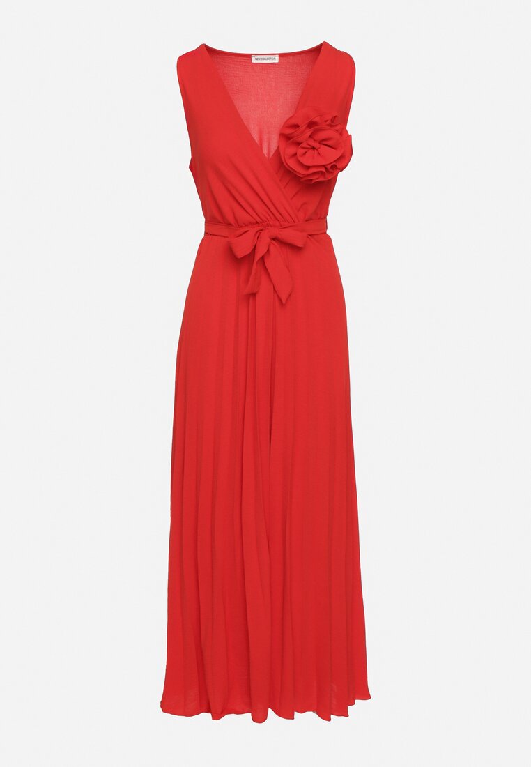 Czerwona Plisowana Sukienka z Paskiem i Gumką w Talii Ozdobiona Broszką Kwiatem Vikmirra
