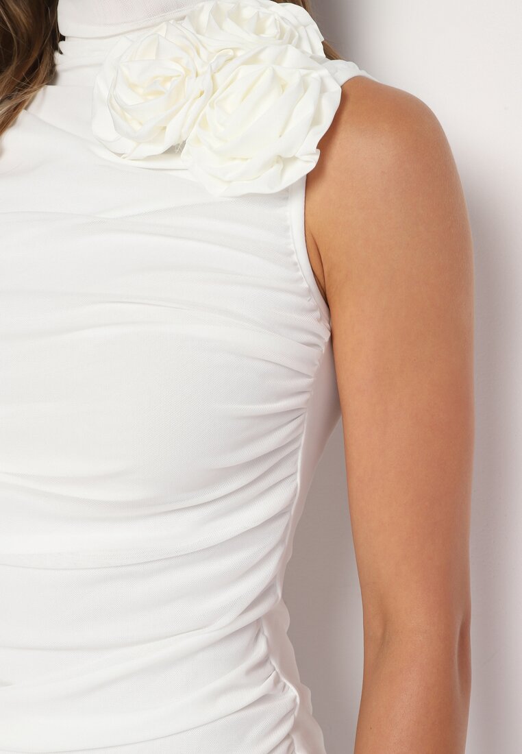 Biała Dopasowana Sukienka Bodycon z Aplikacją w Kształcie Kwiatu i Marszczeniami Frinea