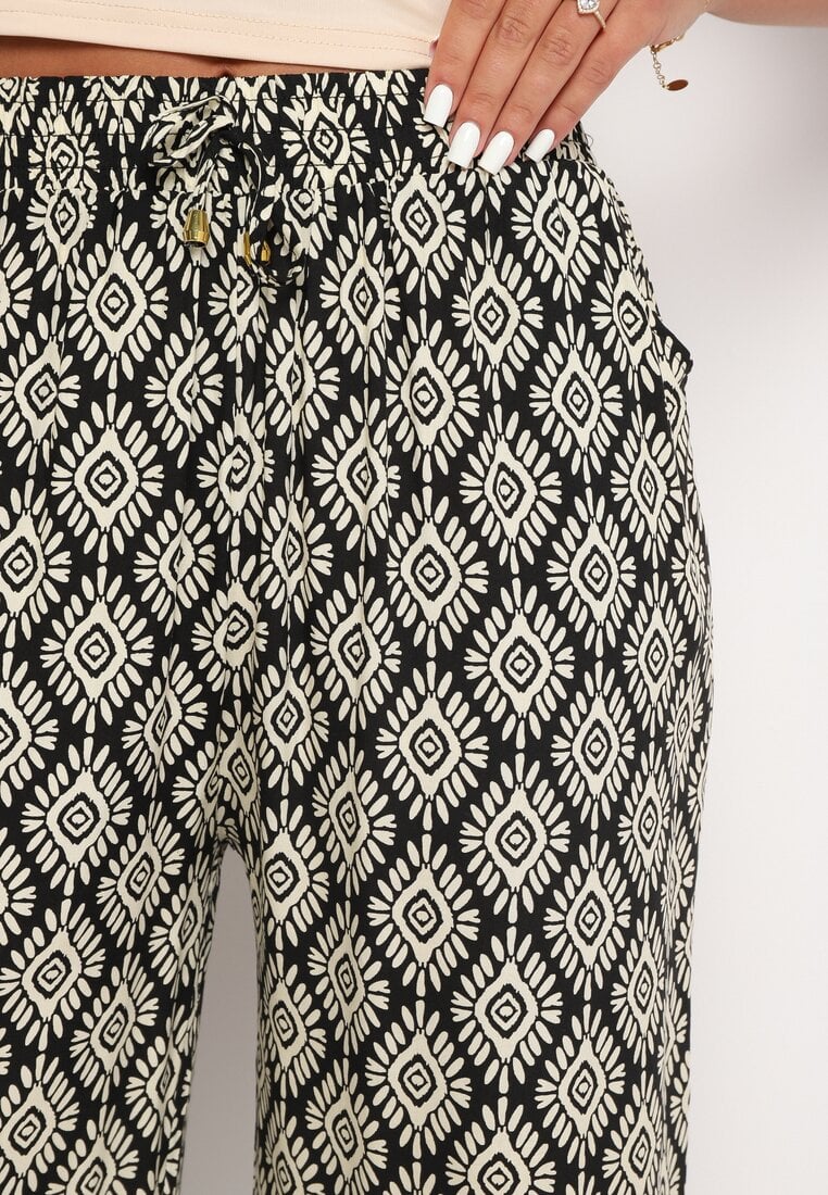 Czarno-Beżowe Wiskozowe Szerokie Spodnie z Wysokim Stanem Gumką w Talii i Geometrycznym Wzorem Rivaenna