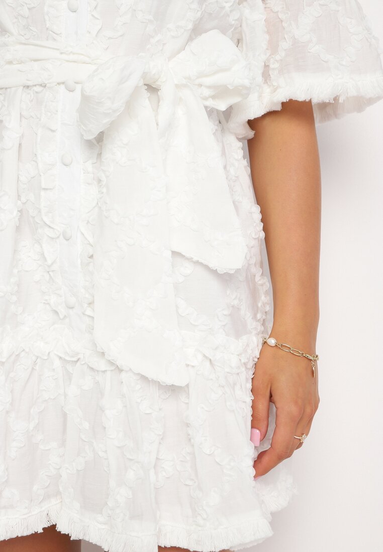 Biała Rozkloszowana Sukienka o Koszulowym Kroju z Falbankami i Materiałowym Paskiem Wafea