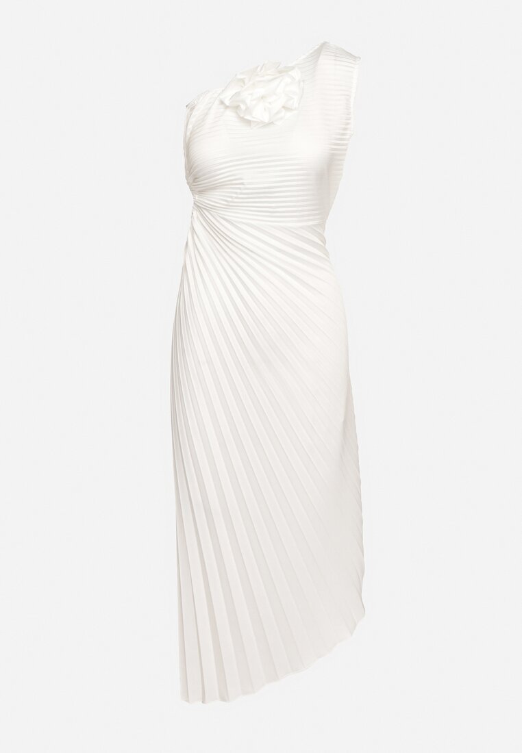 Biała Plisowana Sukienka o Asymetrycznym Kroju z Wycięciem i Broszką w Kształcie Kwiatu Lavimas