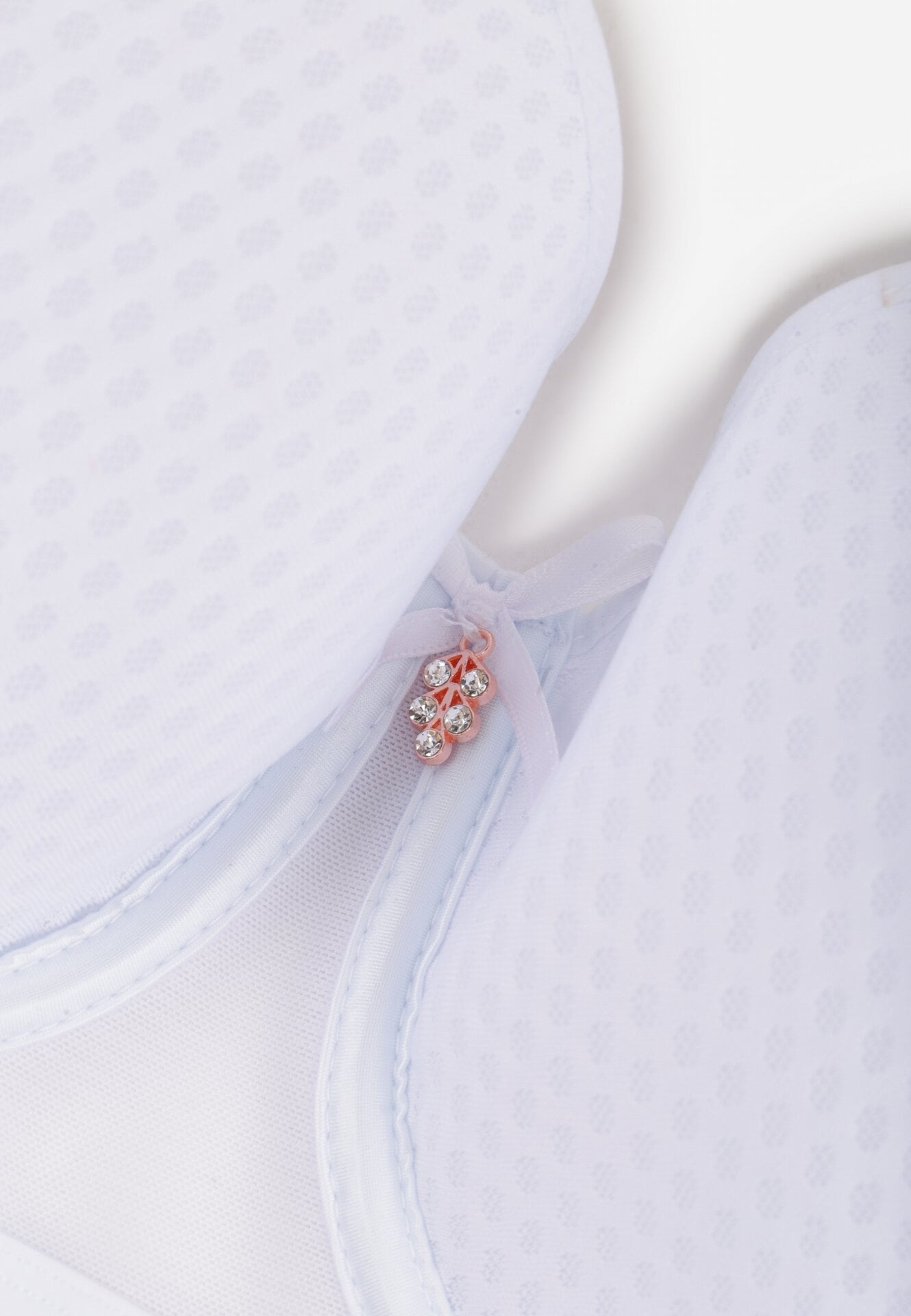 Biały Biustonosz Ozdobiony Kokardką i Perforacją Credefia