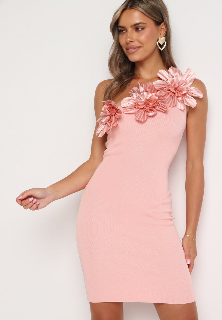 Różowa Dopasowana Koktajlowa Sukienka Prążkowana z Wiskozą na Jedno Ramię z Kwiatami 3D Welbene