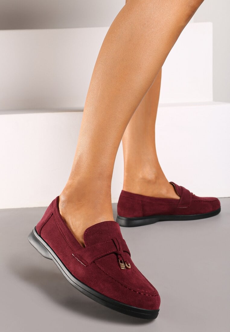 Bordowo-Czerwone Mokasyny Ozdobione Zawieszkami Kłódka i Kółko Mitherra