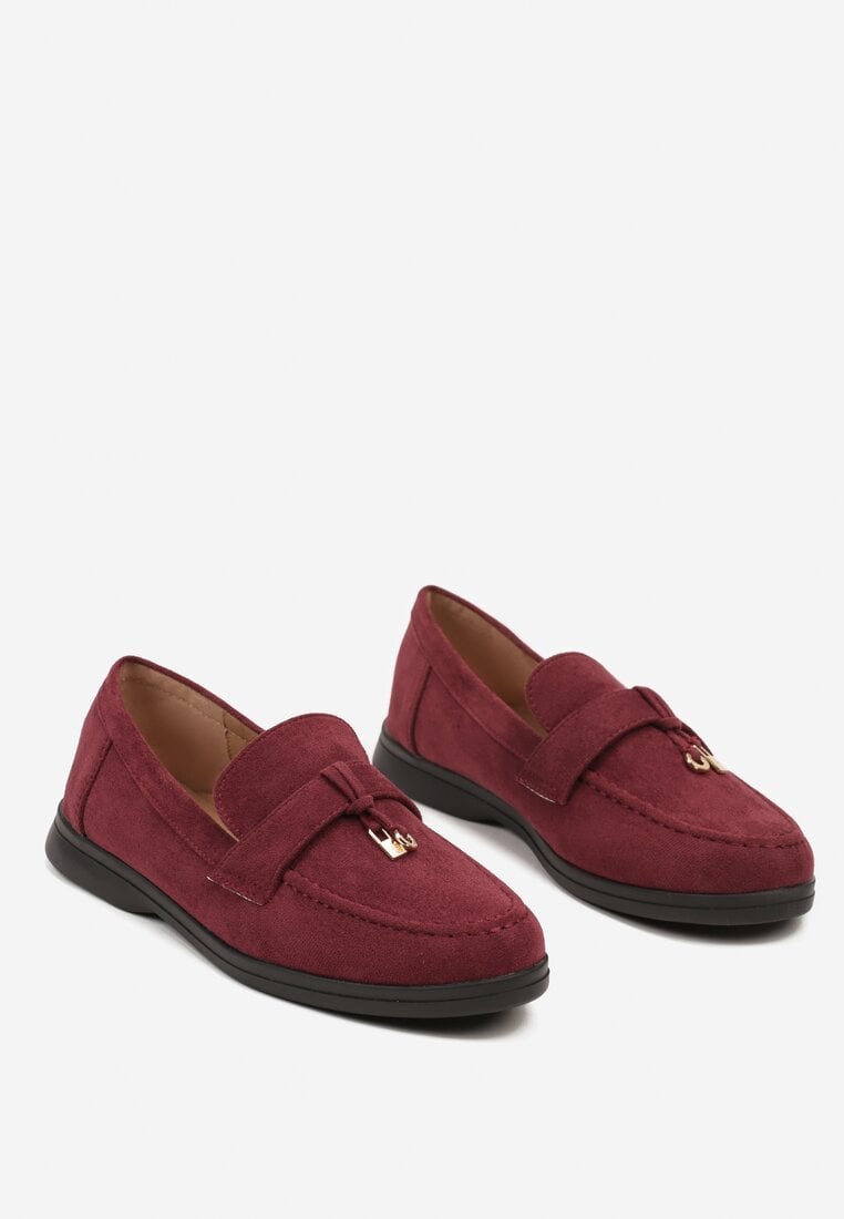 Bordowo-Czerwone Mokasyny Ozdobione Zawieszkami Kłódka i Kółko Mitherra