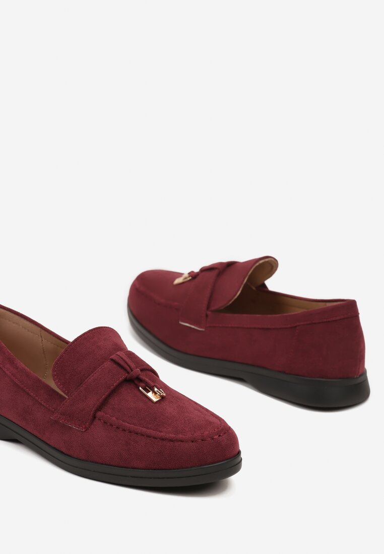 Bordowo-Czerwone Mokasyny Ozdobione Zawieszkami Kłódka i Kółko Mitherra