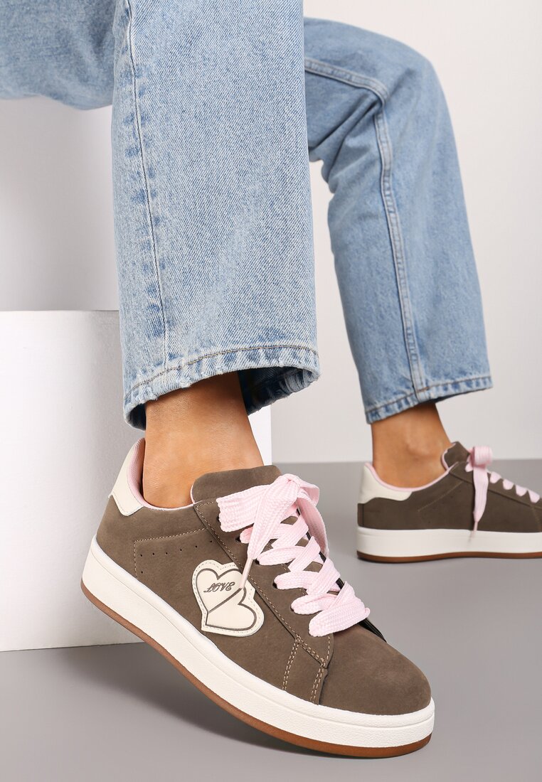 Ciemnobeżowe Sneakersy z Naszywką z Serduszkami Musitala