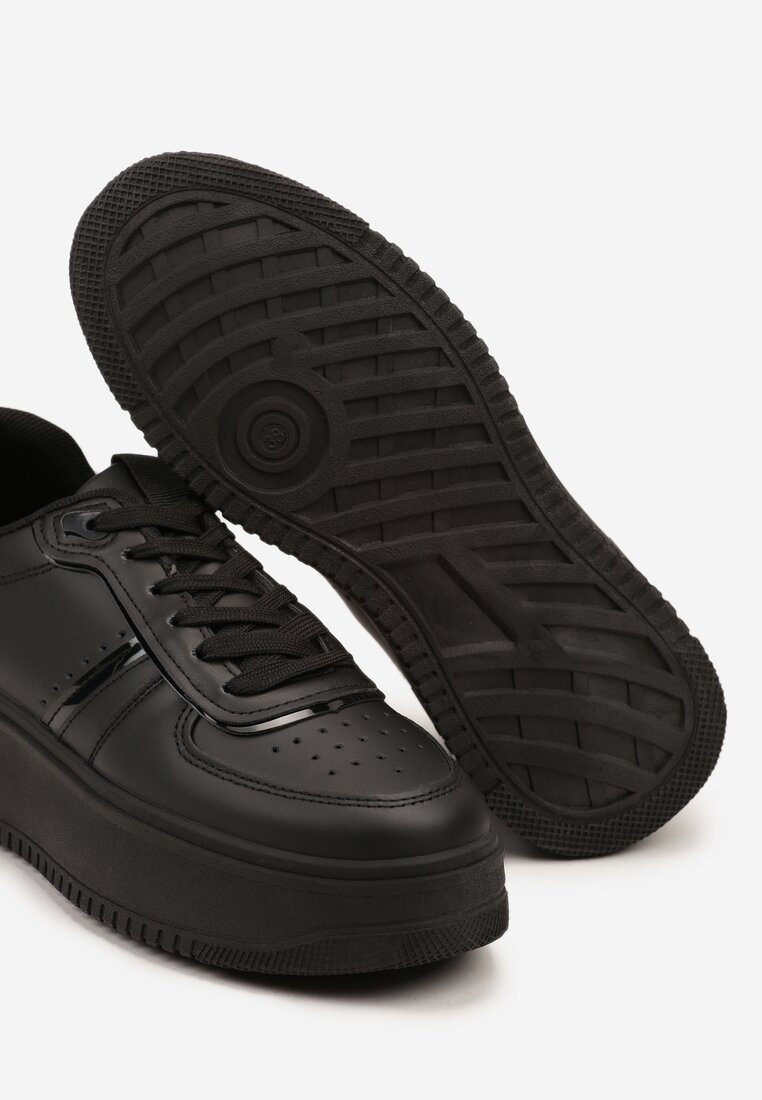 Czarne Klasyczne Sneakersy na Grubej Podeszwie z Perforacją Vlirisa