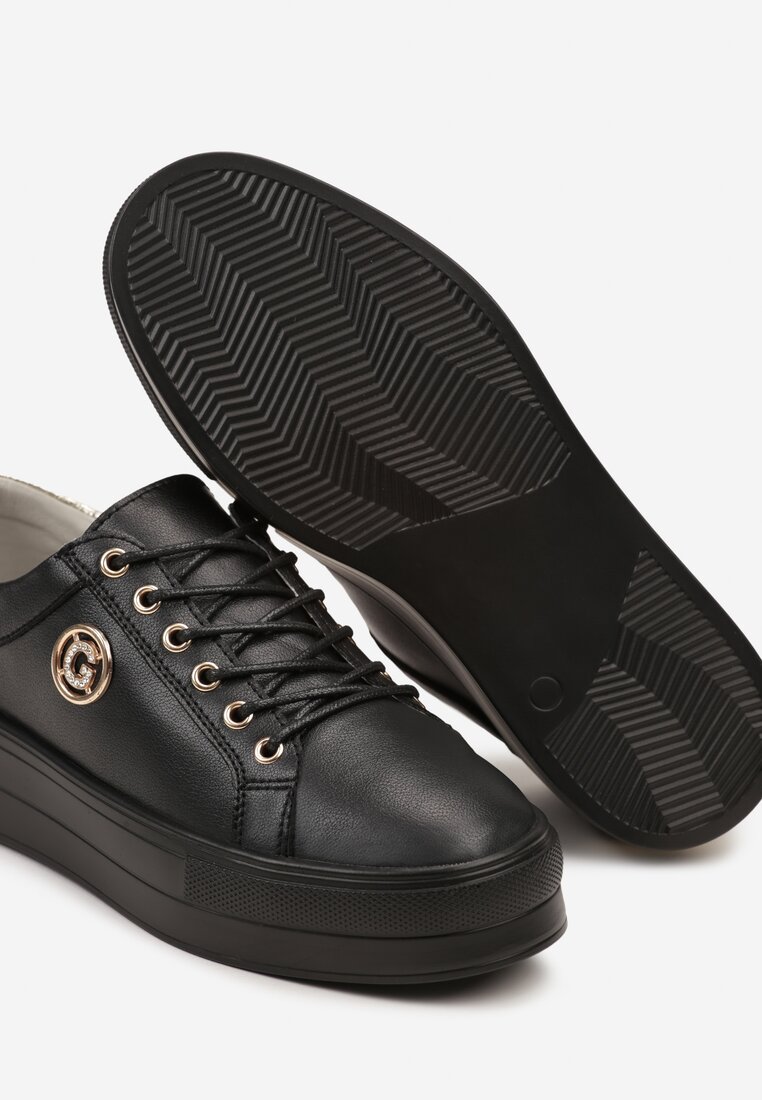 Czarne Sneakersy ze Skóry na Grubej Podeszwie Ozdobione Metaliczną Aplikacją Caelumia