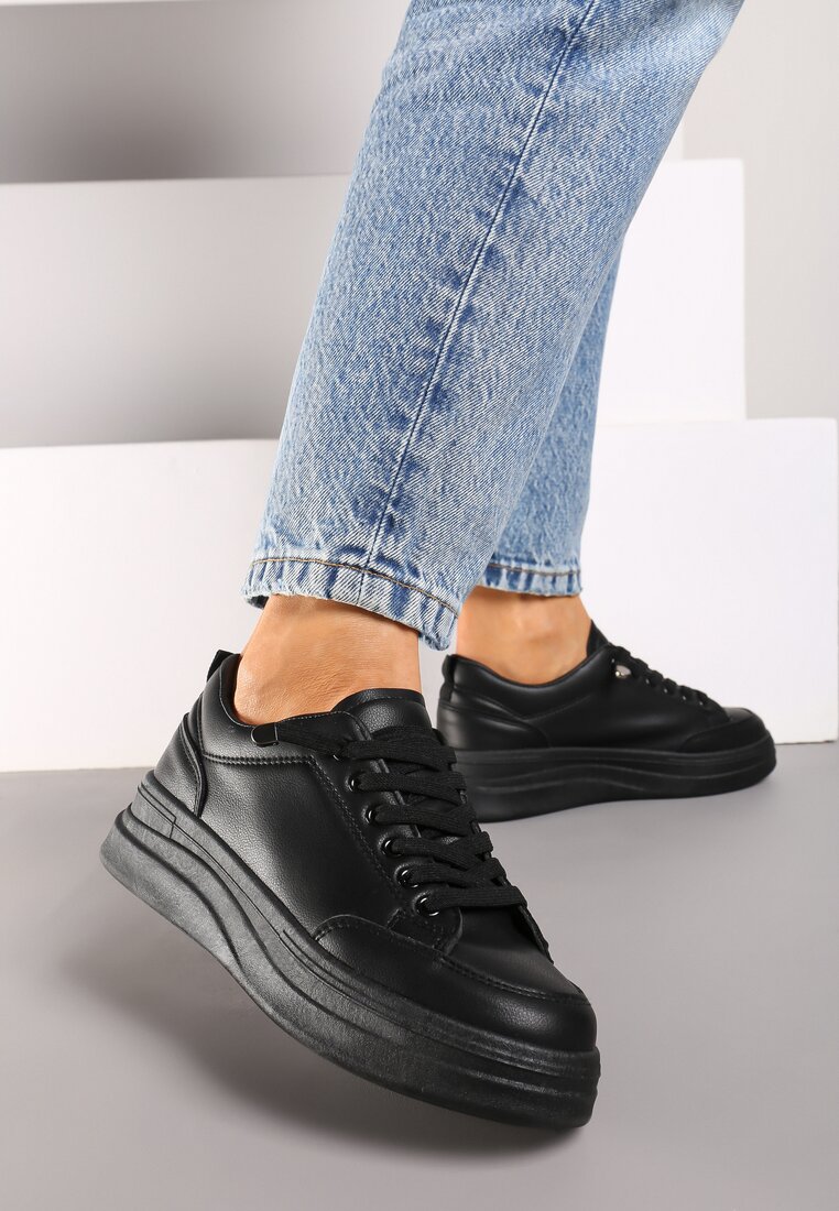 Czarne Klasyczne Sneakersy na Płaskiej Podeszwie Ozdobione Przeszyciami Naviria