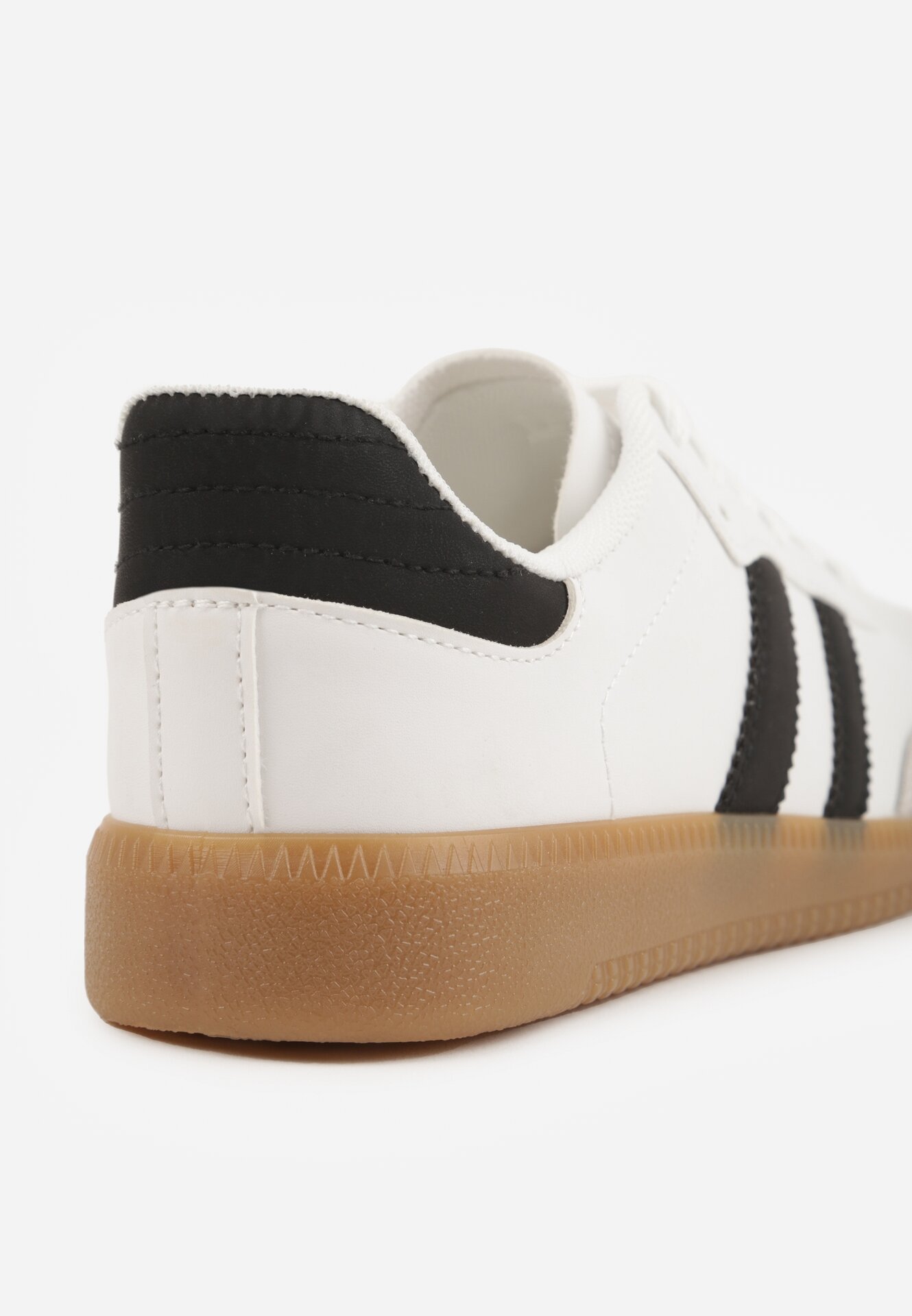 Biało-Czarne Płaskie Sneakersy Ozdobione Paskami Glaria