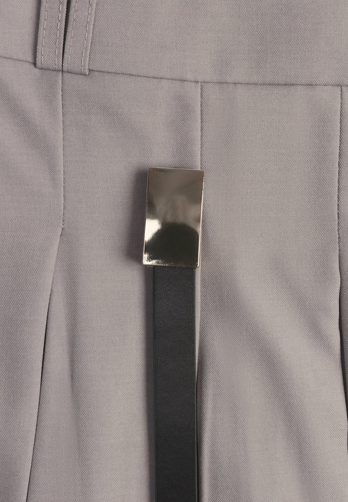 Szare Plisowane Spódnico-Spodenki z Wysokim Stanem Ozdobione Paskiem Evilinas