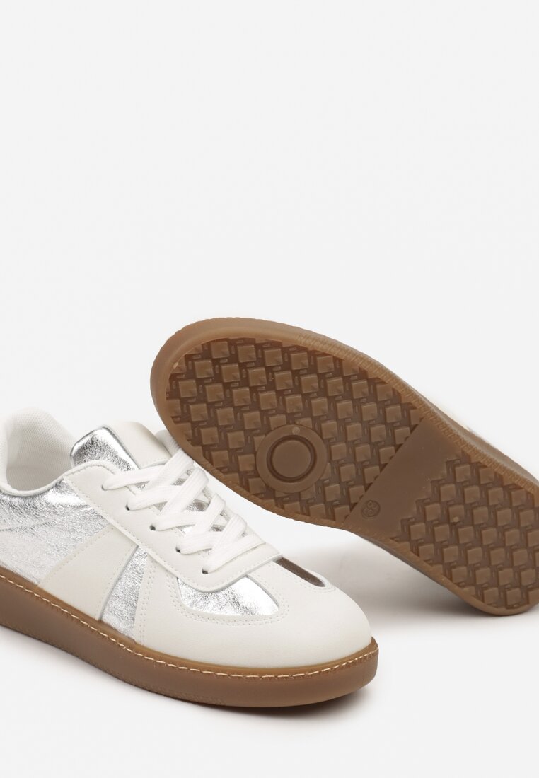 Biało-Srebrne Płaskie Sneakersy z Metaliczną Wstawką Nevsina