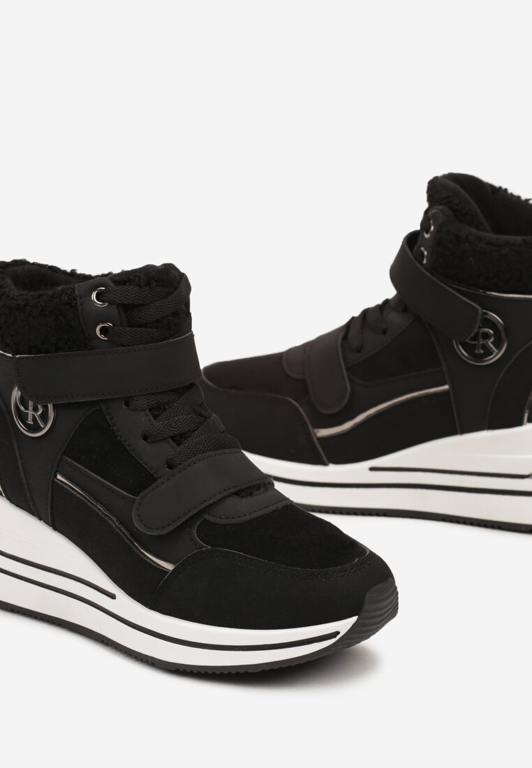 Czarne Sznurowane Sneakersy na Koturnie ze Sztucznym Futrem i Metalicznymi Aplikacjami Leridras