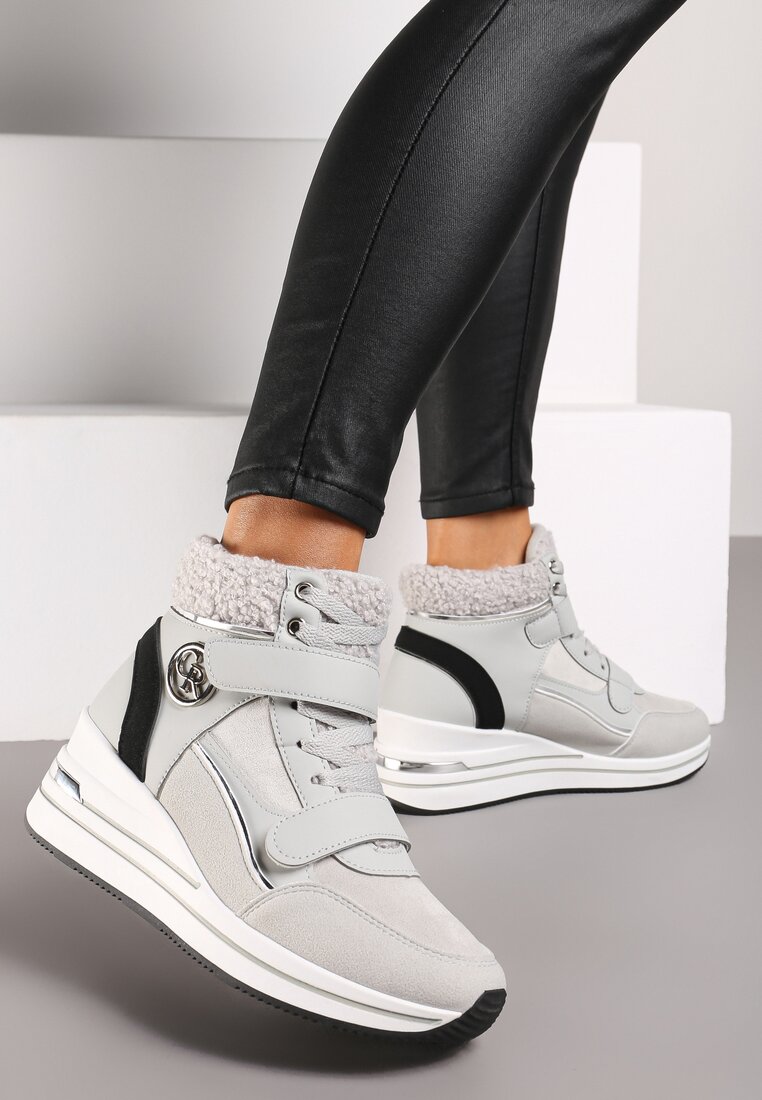 Szare Sznurowane Sneakersy na Koturnie ze Sztucznym Futrem i Metalicznymi Aplikacjami Leridras