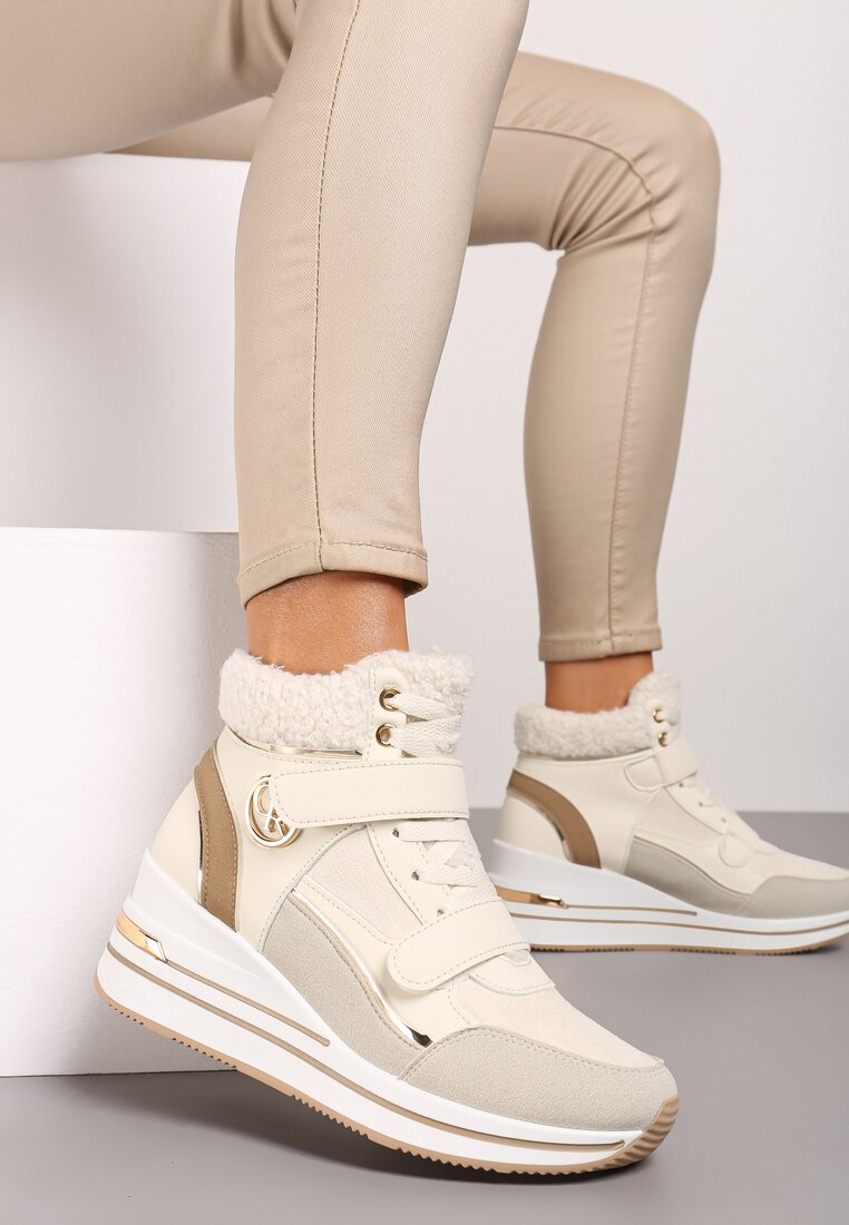 Beżowe Sznurowane Sneakersy na Koturnie ze Sztucznym Futrem i Metalicznymi Aplikacjami Leridras