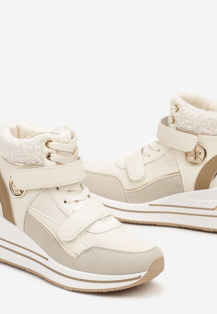 Beżowe Sznurowane Sneakersy na Koturnie ze Sztucznym Futrem i Metalicznymi Aplikacjami Leridras