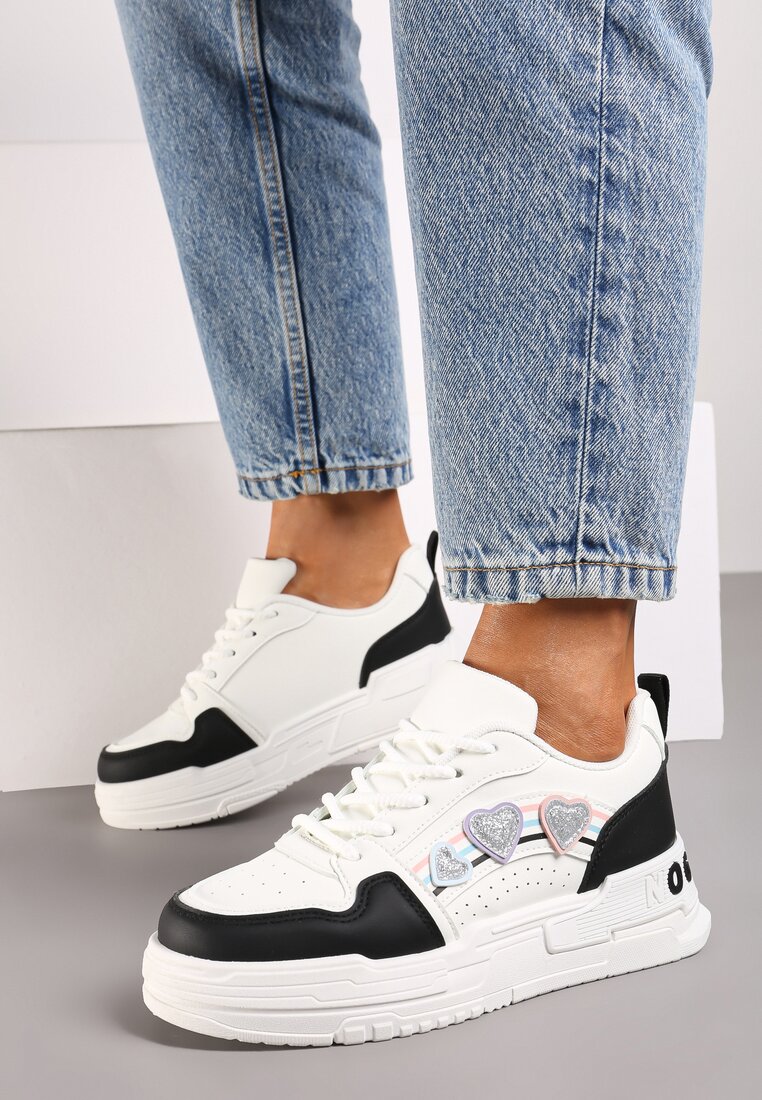 Biało-Czarne Sneakersy z Naszywkami w Kształcie Serduszek Iritia