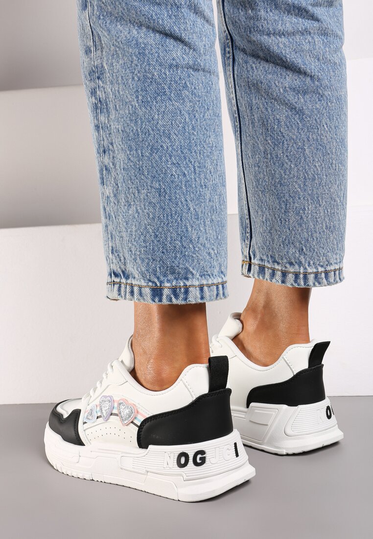 Biało-Czarne Sneakersy z Naszywkami w Kształcie Serduszek Iritia