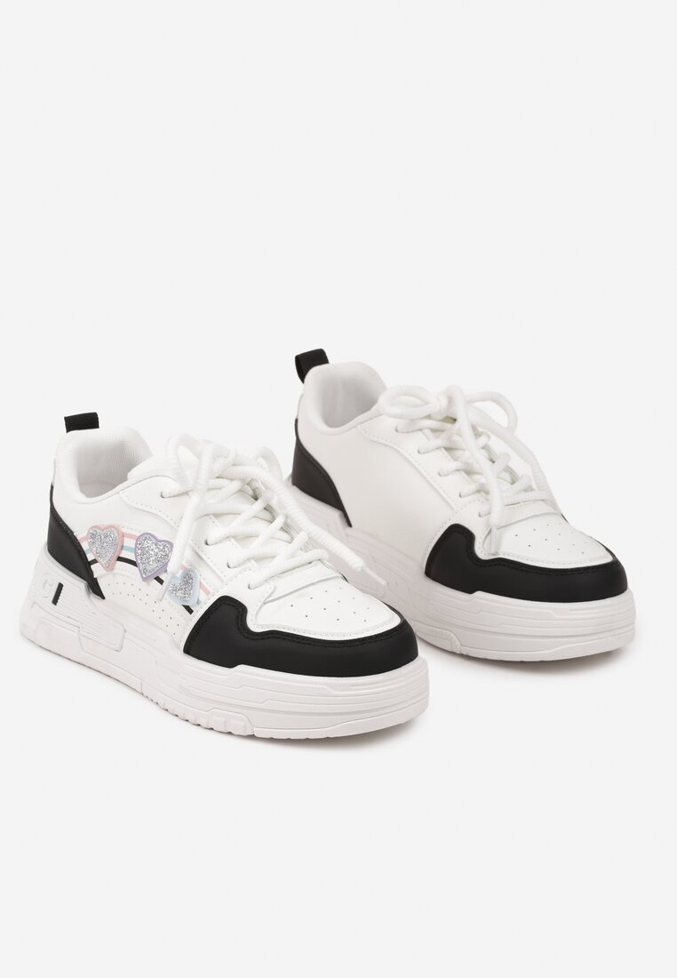 Biało-Czarne Sneakersy z Naszywkami w Kształcie Serduszek Iritia