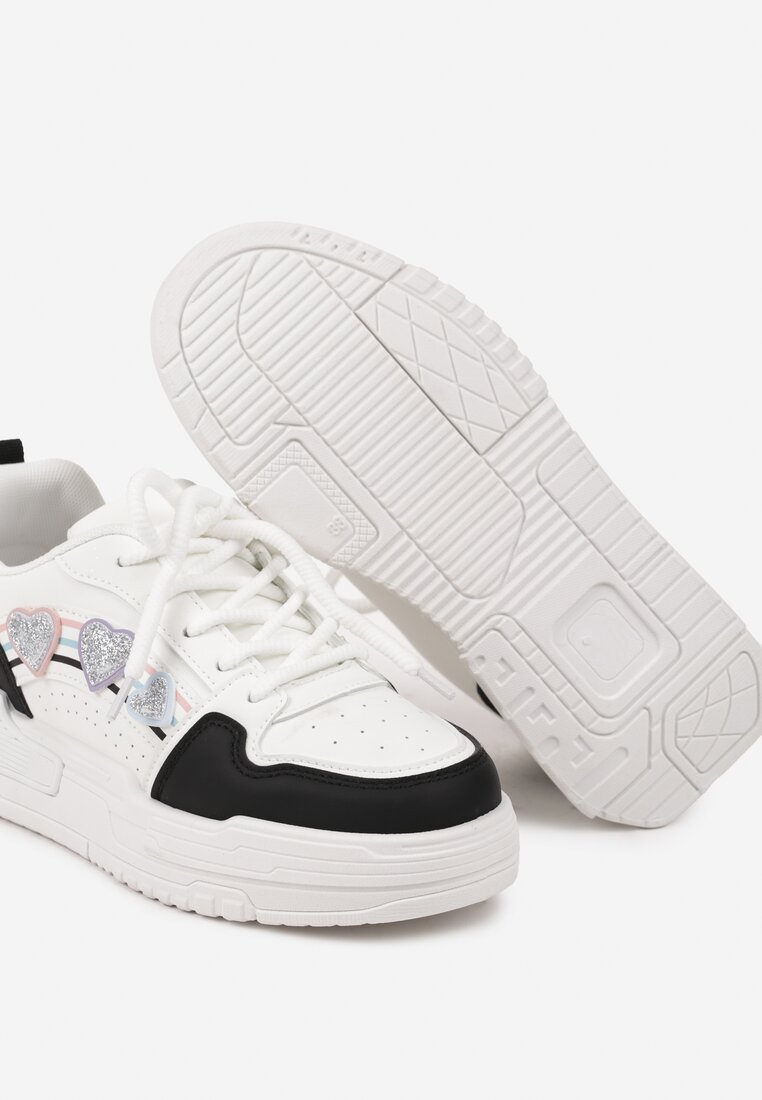 Biało-Czarne Sneakersy z Naszywkami w Kształcie Serduszek Iritia