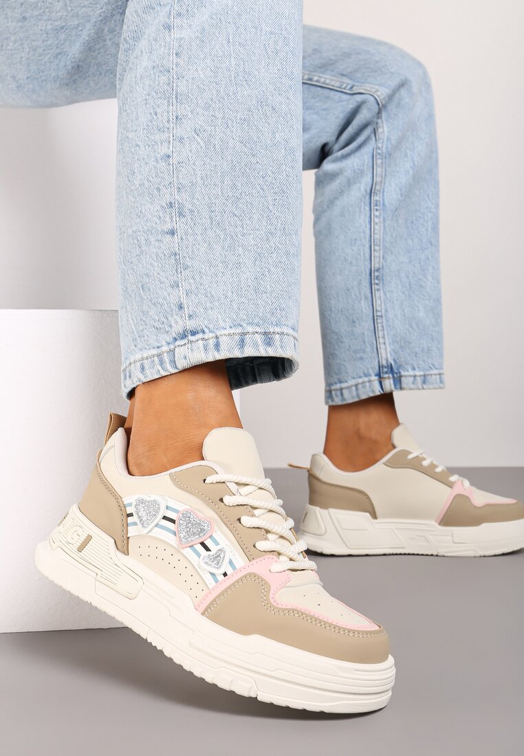 Ciemnobeżowe Sneakersy z Naszywkami w Kształcie Serduszek Iritia