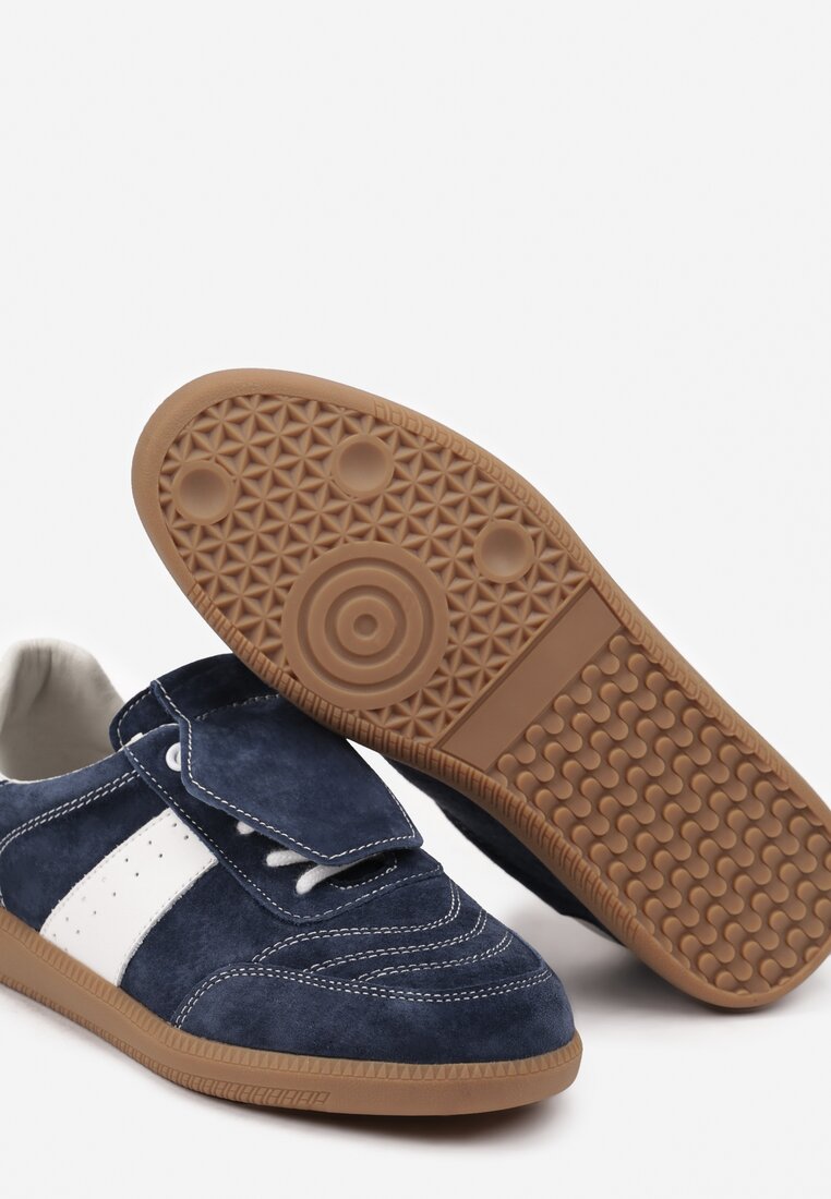Granatowo-Białe Płaskie Skórzane Sneakersy z Ozdobną Zamszową Wstawką Milivia
