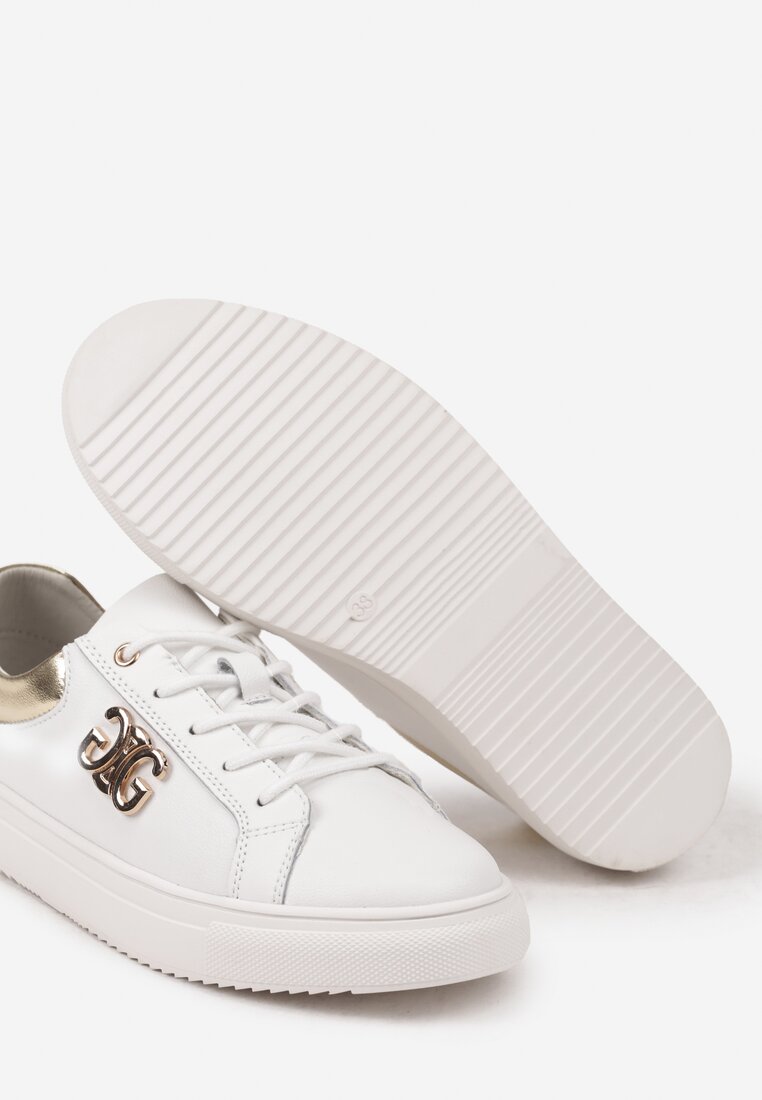 Biało-Złote Skórzane Płaskie Sneakersy z Metaliczną Apikacją 3D Miliora