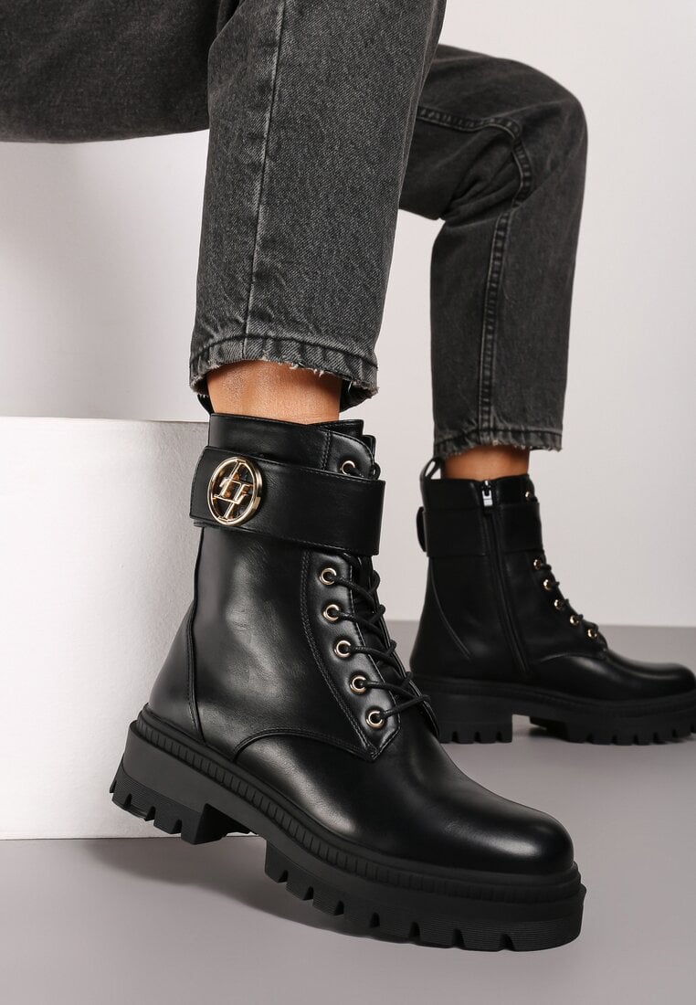 Czarne Botki Workery na Płaskiej Podeszwie z Paskiem na Rzep z Metaliczną Aplikacją Hanilda