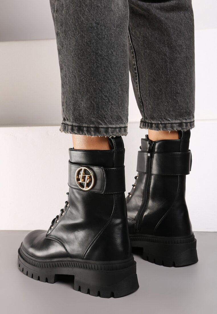 Czarne Botki Workery na Płaskiej Podeszwie z Paskiem na Rzep z Metaliczną Aplikacją Hanilda