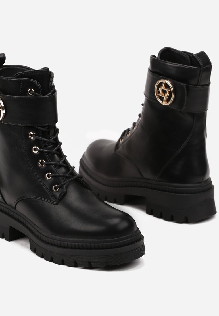 Czarne Botki Workery na Płaskiej Podeszwie z Paskiem na Rzep z Metaliczną Aplikacją Hanilda