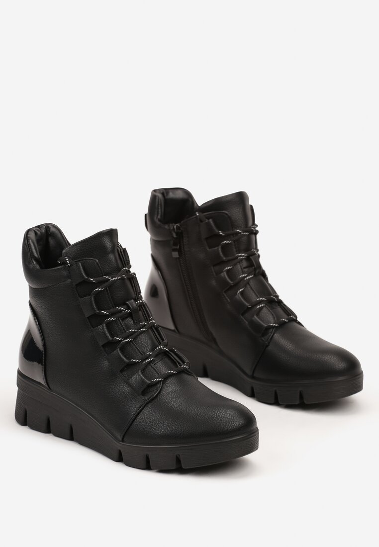 Czarne Botki Typu Sneakersy na Koturnie z Lakierowanymi Wstawkami Lirelissa