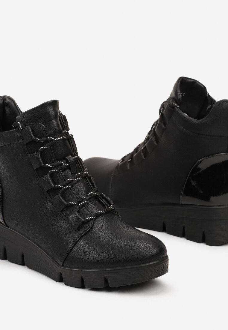 Czarne Botki Typu Sneakersy na Koturnie z Lakierowanymi Wstawkami Lirelissa