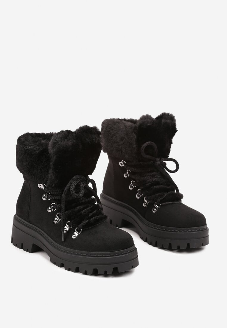 Czarne Traperki na Tłoczonej Podeszwie Ozdobione Futerkiem Taiva