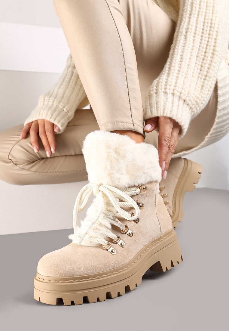 Beżowe Traperki na Tłoczonej Podeszwie Ozdobione Futerkiem Taiva