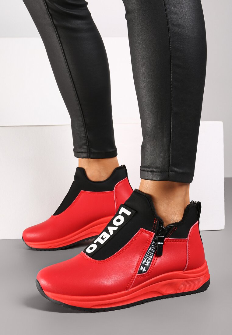 Czerwone Płaskie Sneakersy z Ozdobnym Napisem Nerelisa
