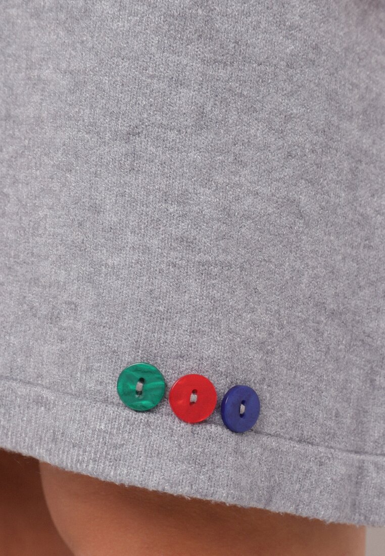 Szara Dzianinowa Sukienka z Wiskozą o T-shirtowym Kroju z Ozdobnymi Guziczkami Arissana