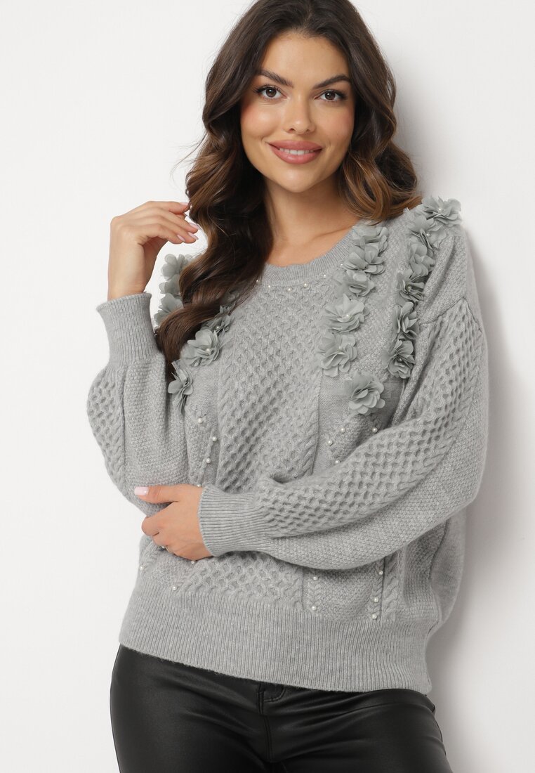 Szary Sweter z Wiskozą o Pudełkowym Kroju Ozdobiony Kwiatami i Perełkami Raiviana