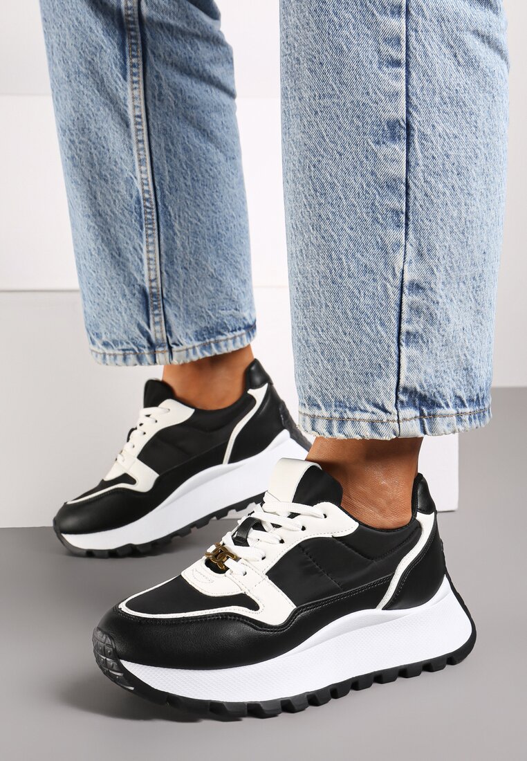 Czarne Sneakersy na Platformie z Ozdobną Aplikacją Przy Wiązaniu Amirorae