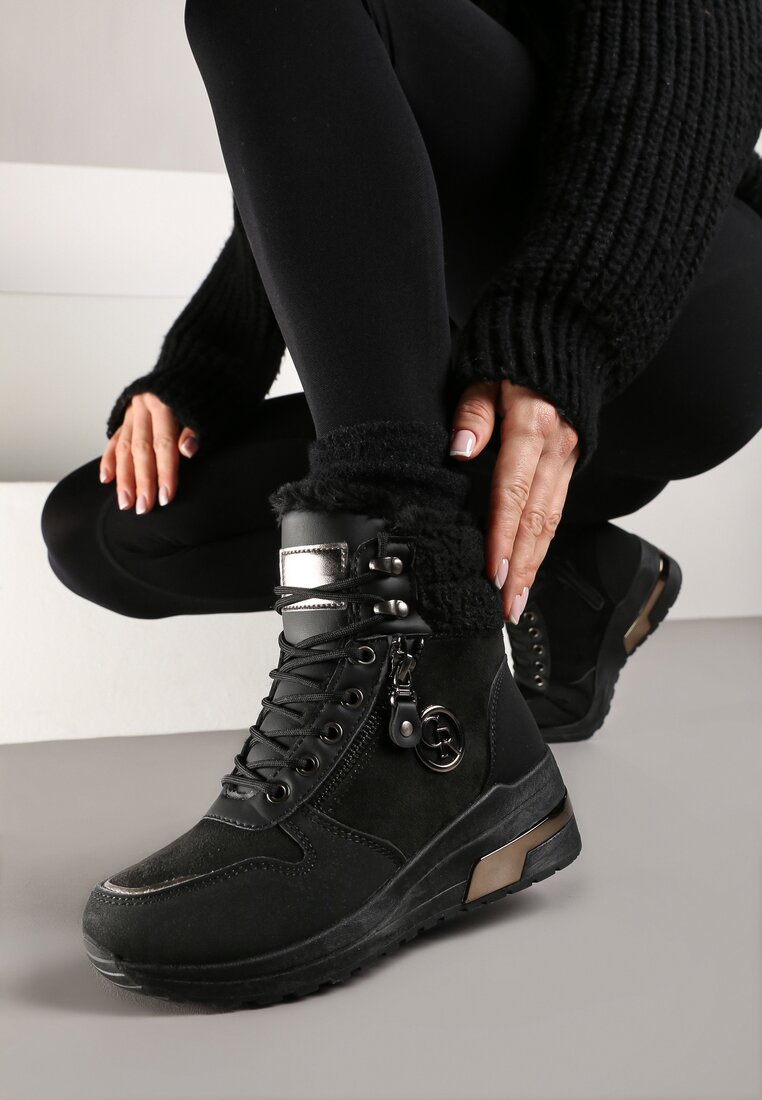 Czarne Sneakersy na Koturnie z Wysoką Cholewką Aplikacją i Futerkiem Typu Baranek Sinirithe