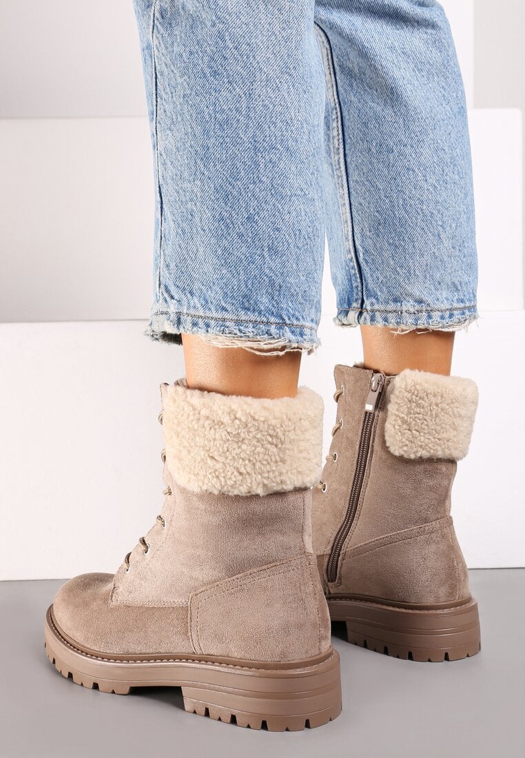 Beżowe Botki Workery na Płaskiej Podeszwie Zdobione Futerkiem Typu Baranek Nevasilla