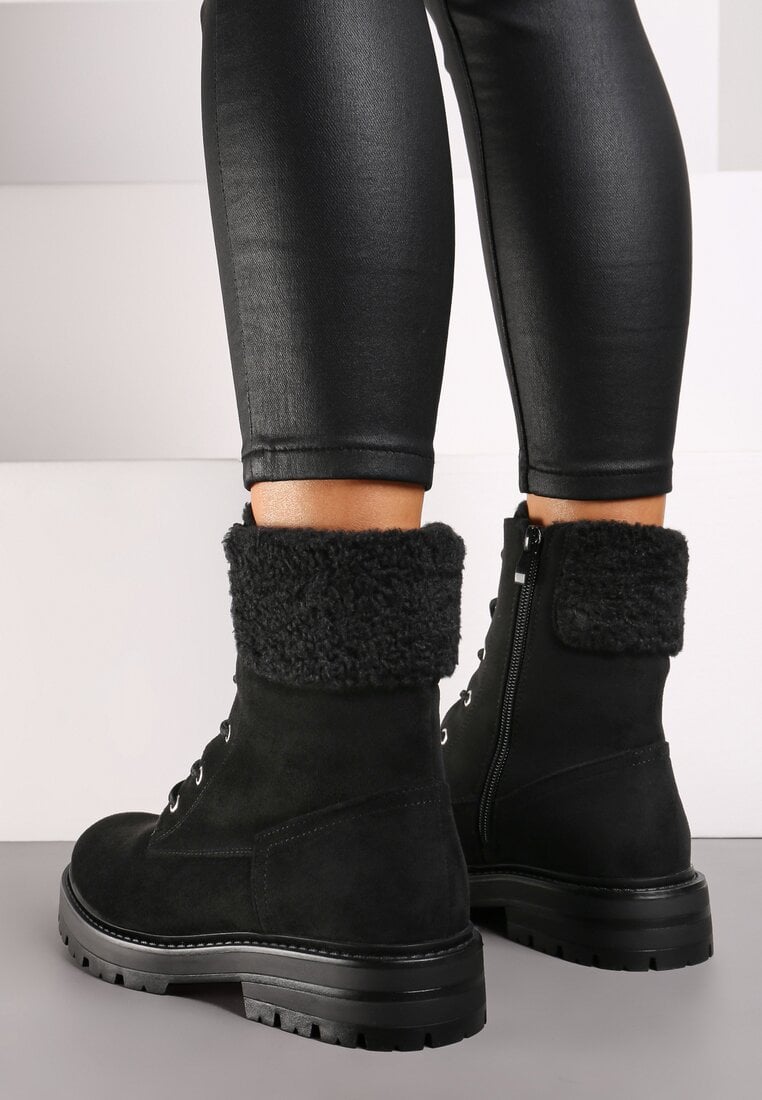 Czarne Botki Workery na Płaskiej Podeszwie Zdobione Futerkiem Typu Baranek Nevasilla