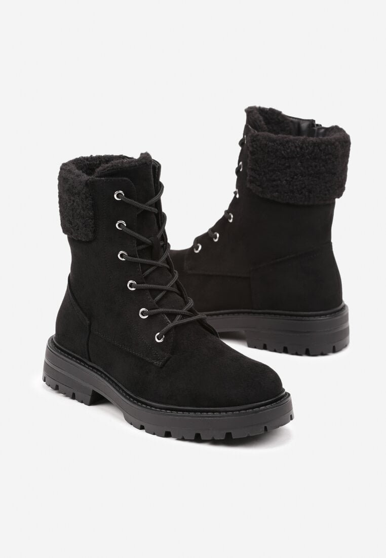Czarne Botki Workery na Płaskiej Podeszwie Zdobione Futerkiem Typu Baranek Nevasilla