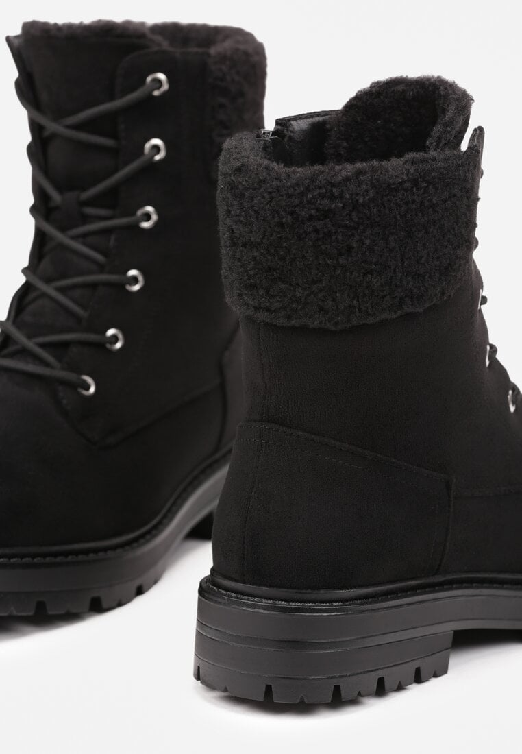Czarne Botki Workery na Płaskiej Podeszwie Zdobione Futerkiem Typu Baranek Nevasilla