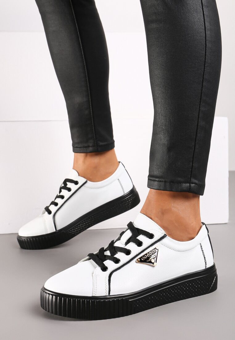 Biało-Czarne Płaskie Skórzane Sneakersy z Aplikacją Trójkąta Labriene