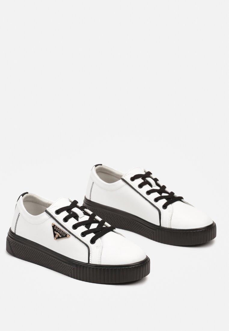 Biało-Czarne Płaskie Skórzane Sneakersy z Aplikacją Trójkąta Labriene