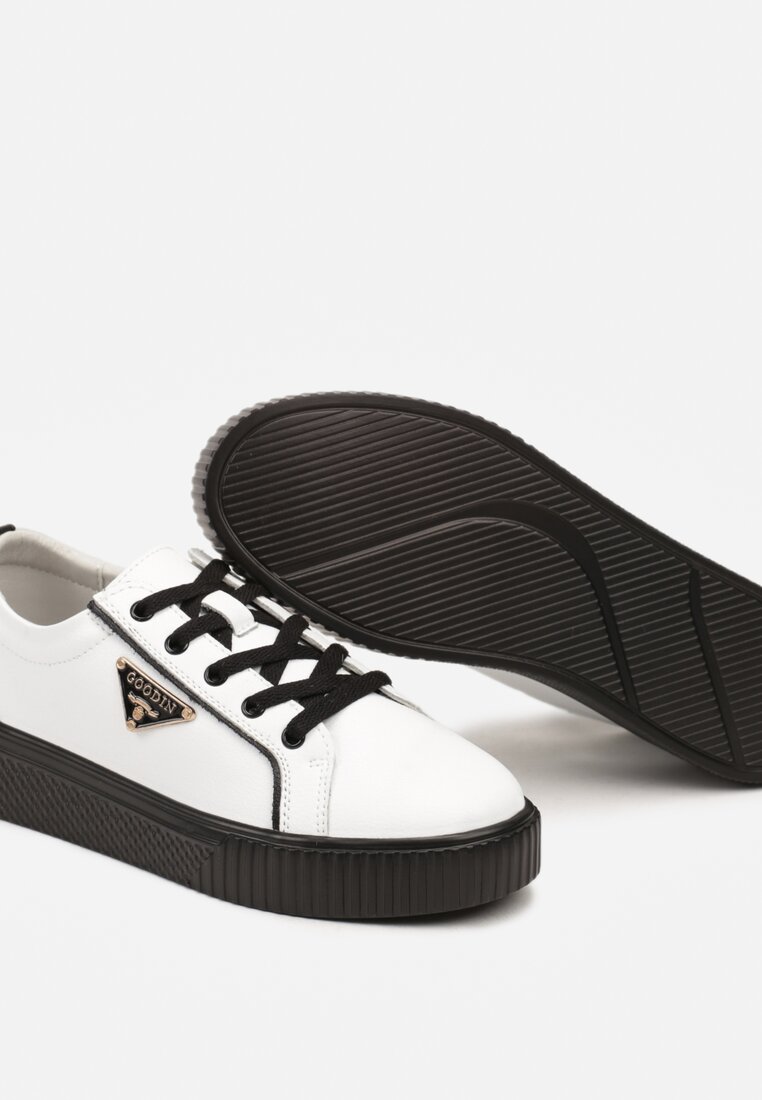Biało-Czarne Płaskie Skórzane Sneakersy z Aplikacją Trójkąta Labriene